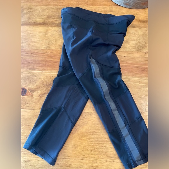 Lululemon crop mesh on bottom legging 8 - Picture 3 of 9